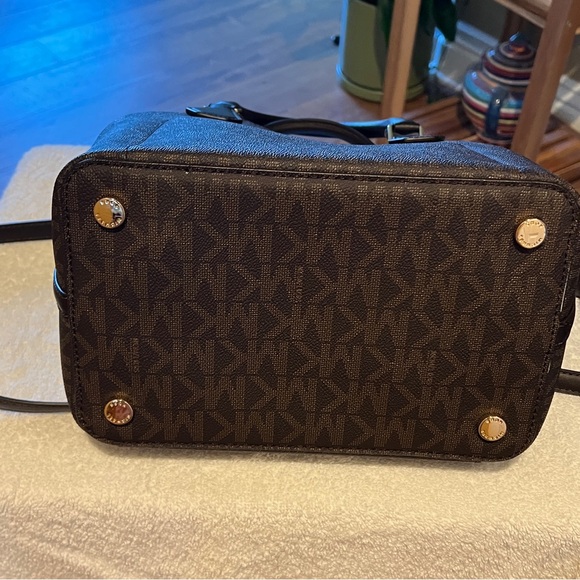 MK Michael Kors bucket shoulder bag purse - Picture 4 of 7